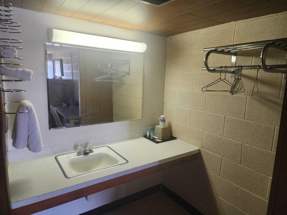 First Inn By OYO Quinter Hwy 70 photo 16