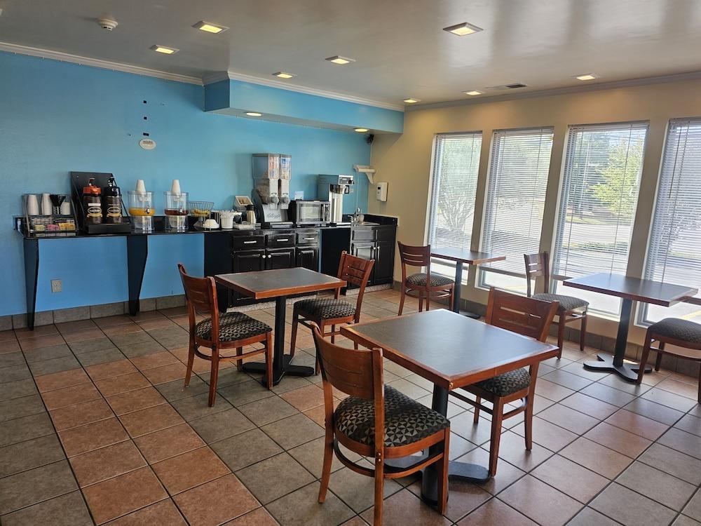 Budgetel Inn & Suites photo 7