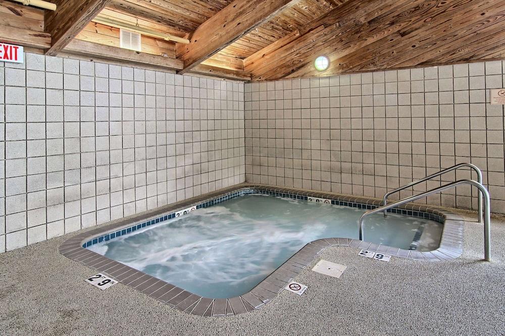 Blossom Hotel & Suites Traverse City photo 29
