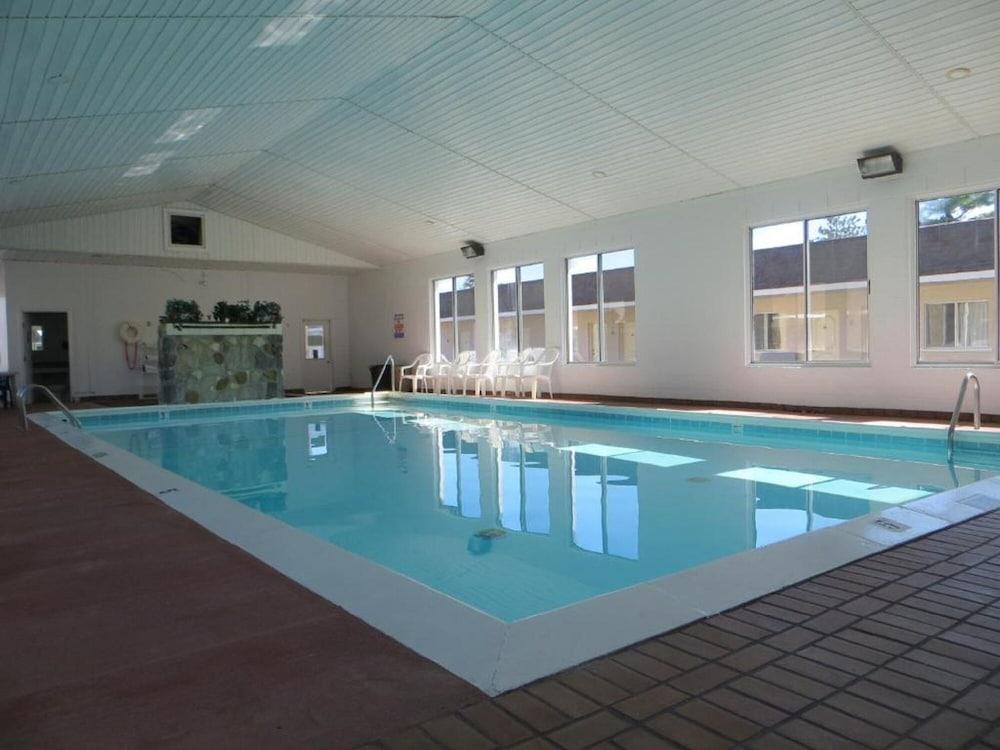 Waterfront Inn - Mackinaw City photo 17