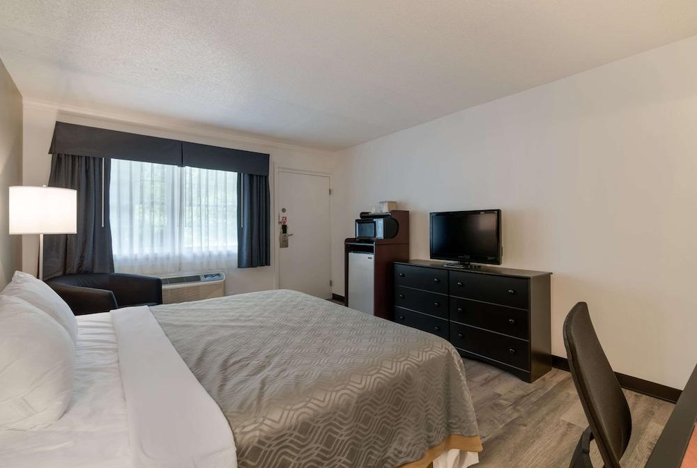 Econo Lodge Auburn I-95 photo 12
