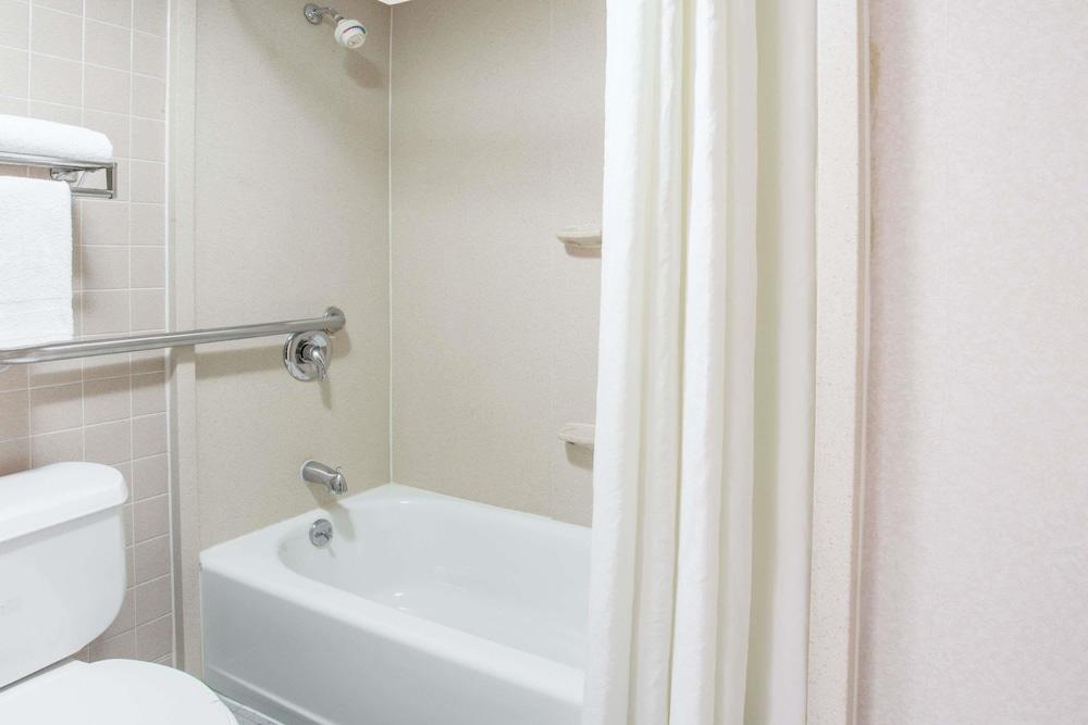 Super 8 by Wyndham Camp Springs/Andrews AFB DC Area photo 10