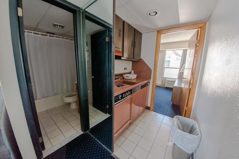 Windjammer Motor Inn photo 3