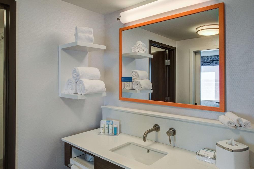 Hampton Inn & Suites Wixom photo 33