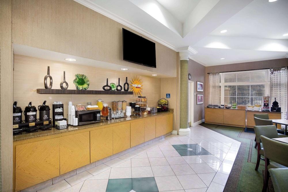 La Quinta Inn & Suites by Wyndham Austin Southwest photo 32