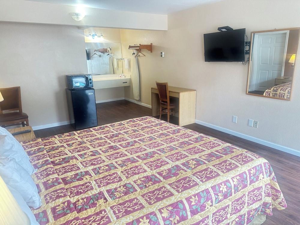 ROYAL INN photo 8