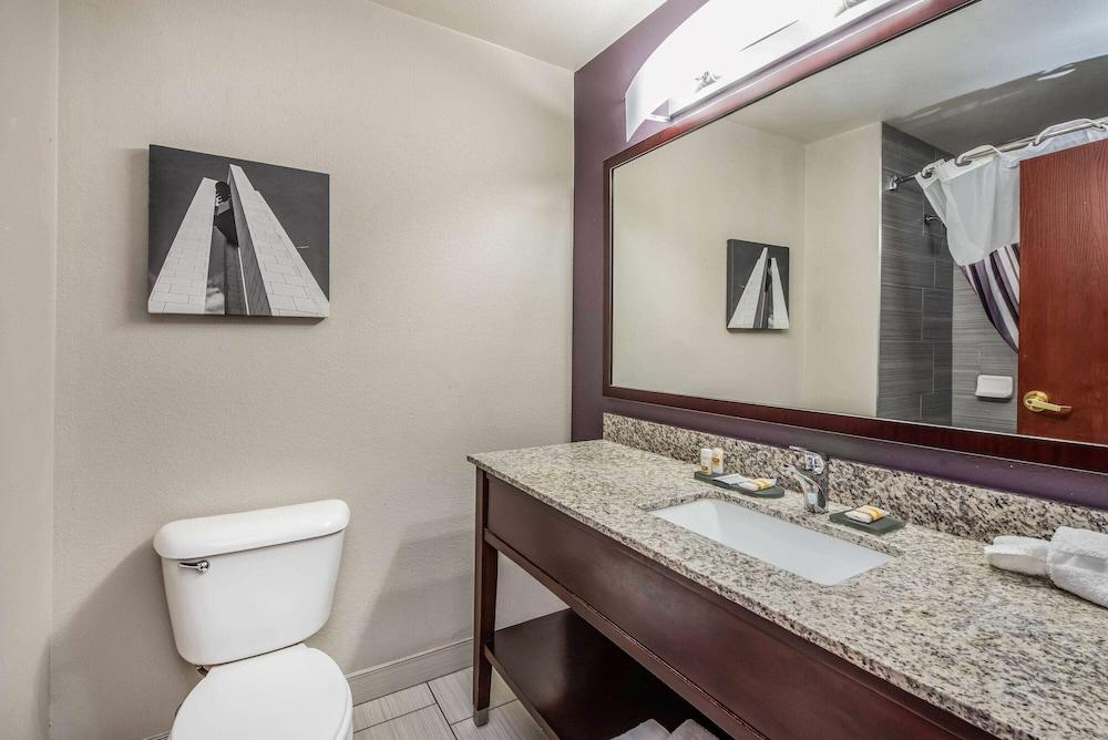 La Quinta Inn & Suites by Wyndham Fairborn Wright-Patterson photo 18