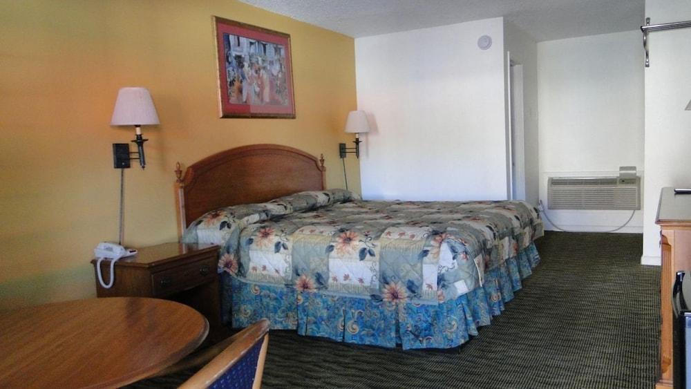 Deluxe Inn photo 19