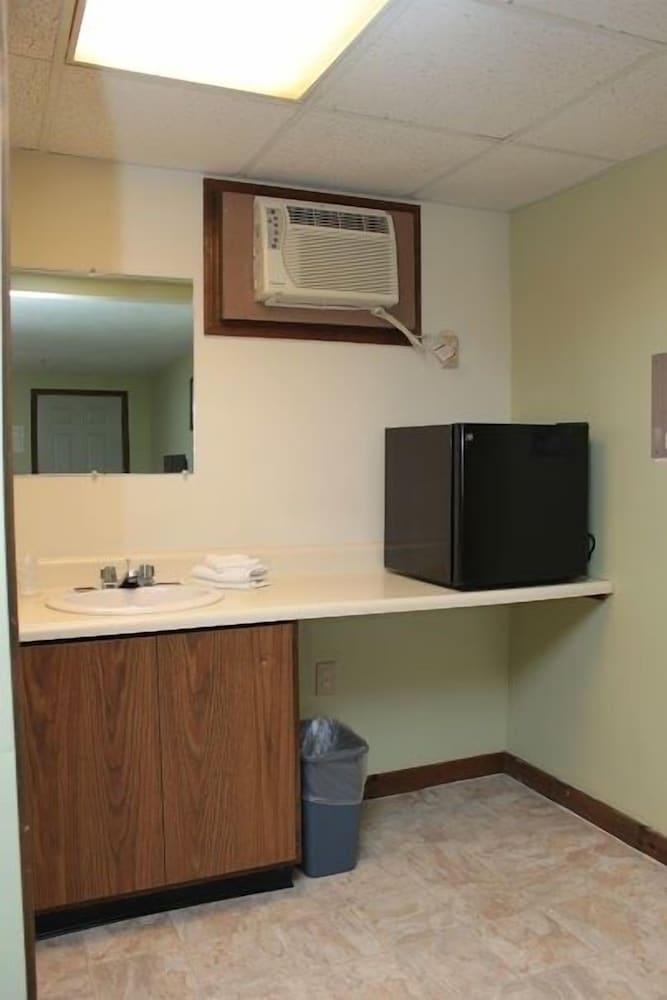 The Villager Motel photo 32