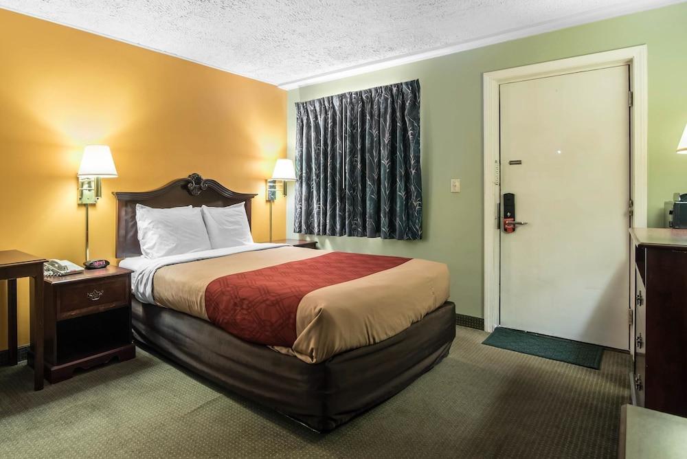 Econo Lodge Brattleboro South photo 29