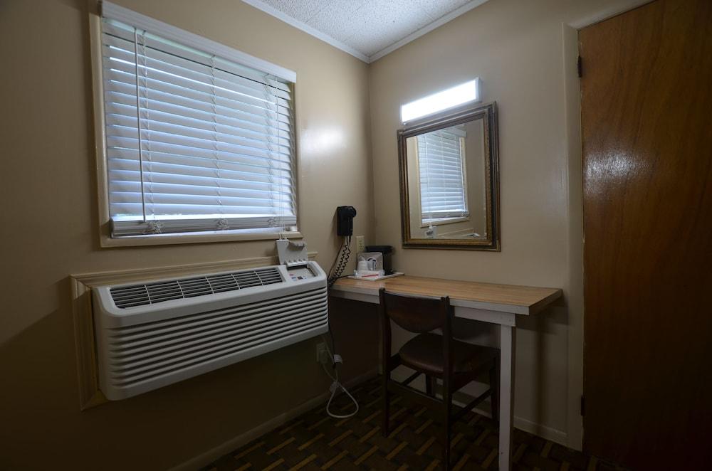 Travelowe's Motel photo 13