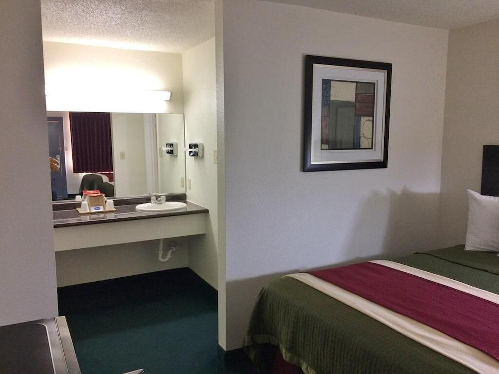 Travel Inn & Suites photo 3