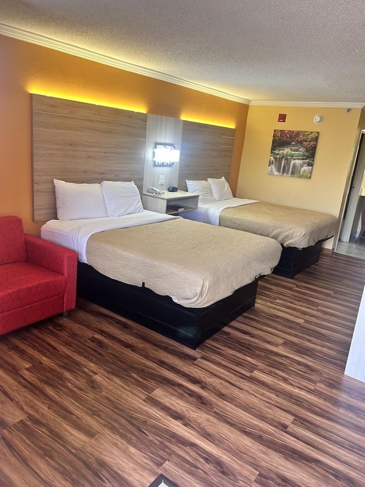HomeTown Inn & Suites photo 11