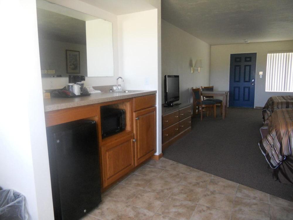 Coho Motel and Suites photo 17