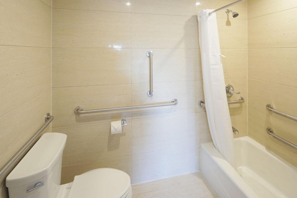 Mayfair Inn and Suites photo 8