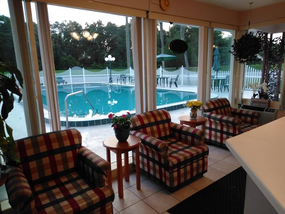 Carriage Inn Motel photo 6