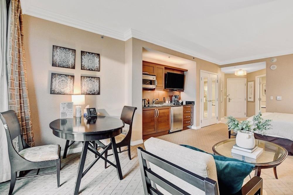 Premium Suite w/balcony at The Signature photo 46
