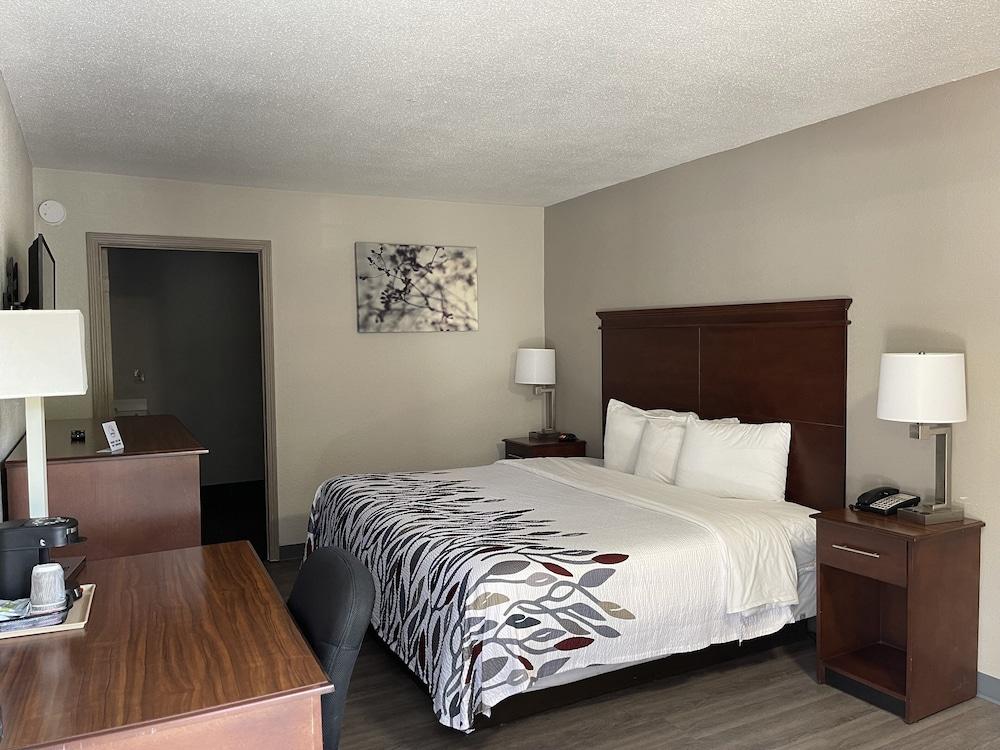 Red Roof Inn LaGrange photo 21