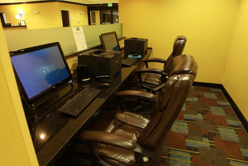 Holiday Inn Express & Suites Detroit North - Troy by IHG photo 20