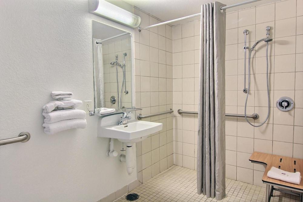 Motel 6 Austin, TX - Central Downtown UT photo 26