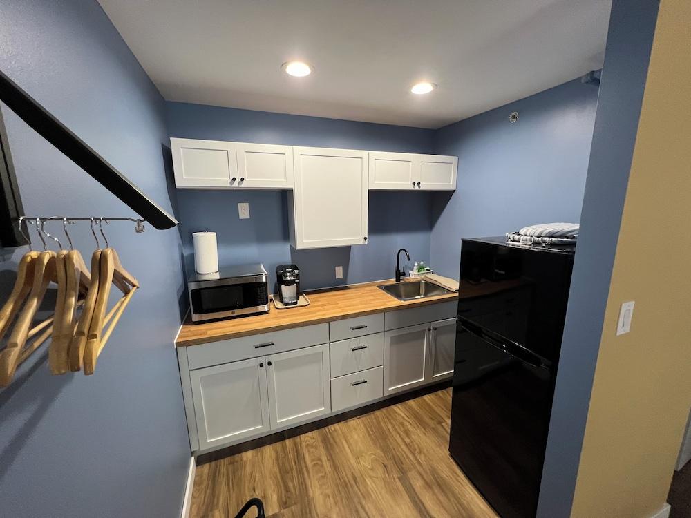 Lighthouse Inn & Suites photo 15