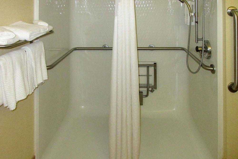 Clarion Pointe Evansville North photo 47