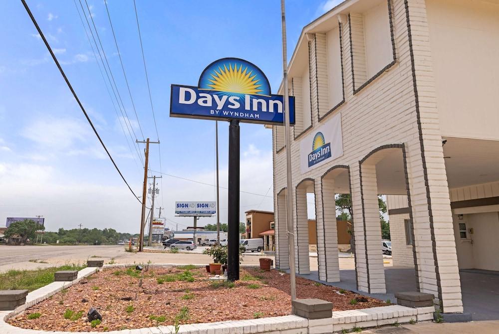 Days Inn by Wyndham Kenedy/Karnes City photo 11