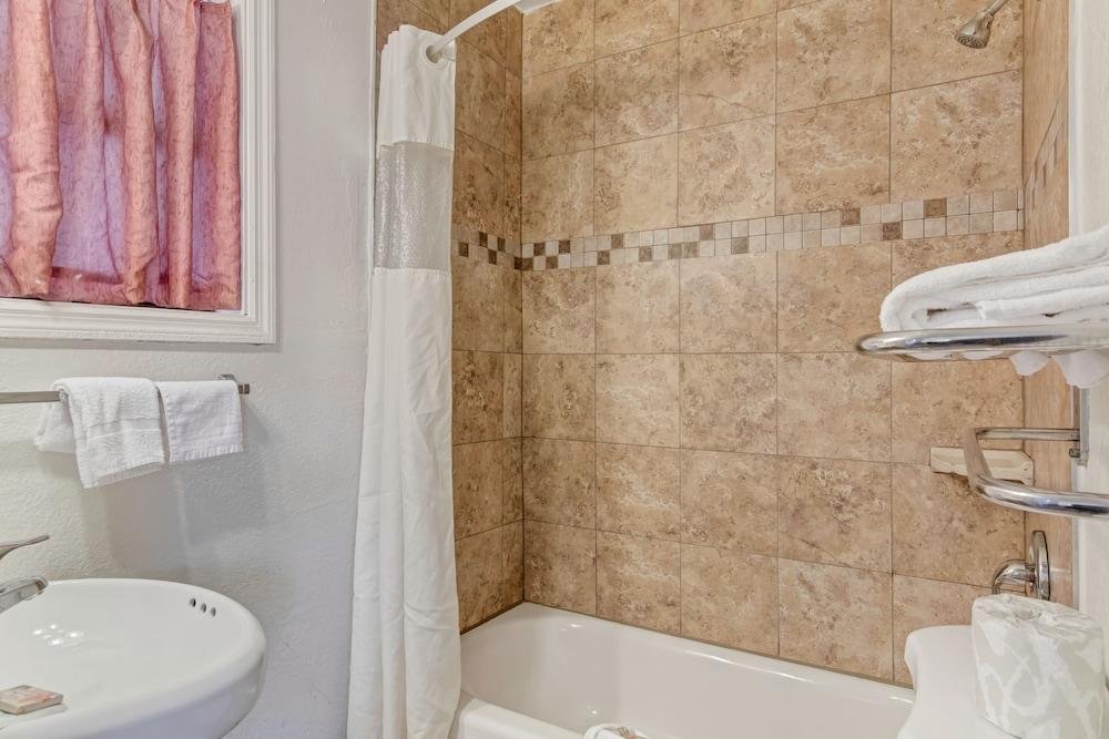 Dunes Inn & Suites photo 5