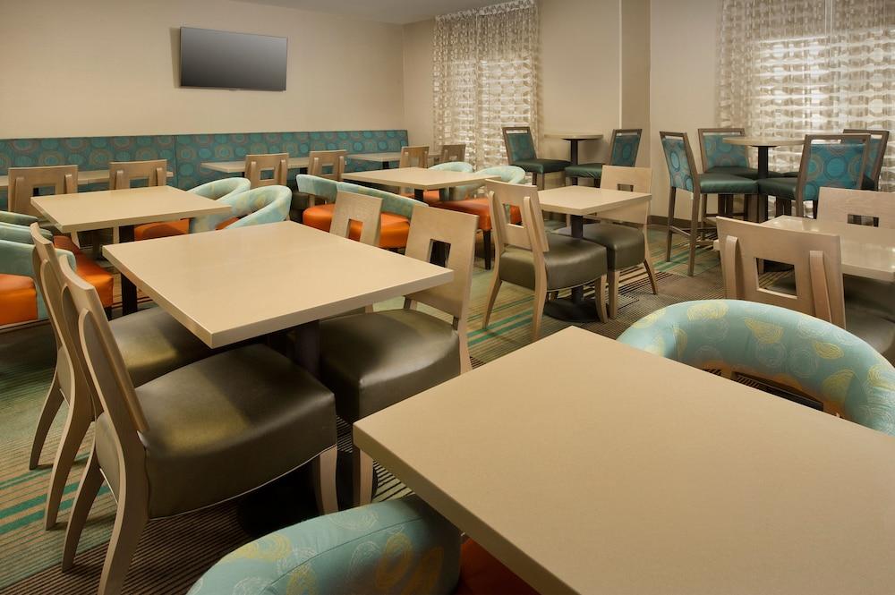 Holiday Inn Express & Suites DFW - Grapevine by IHG photo 27