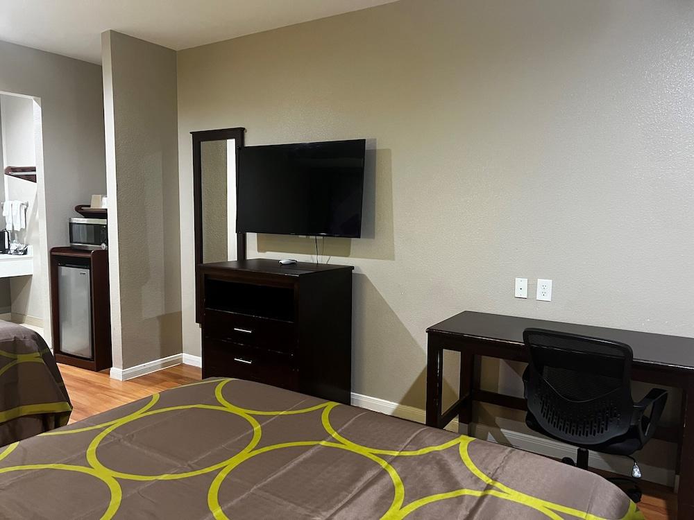 Super 8 by Wyndham Houston Northwest Cypress photo 14