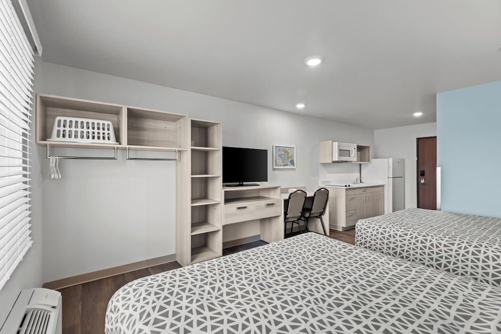 Woodspring Suites Coralville Iowa City photo 12