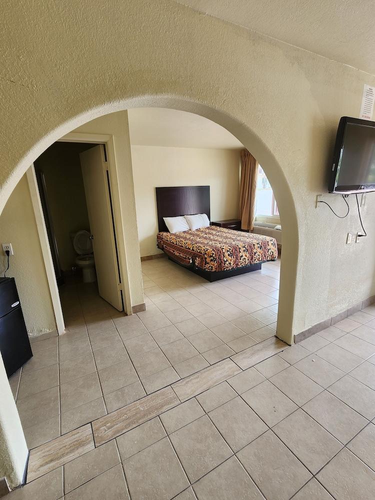 HomeTown Inn and Suites photo 6
