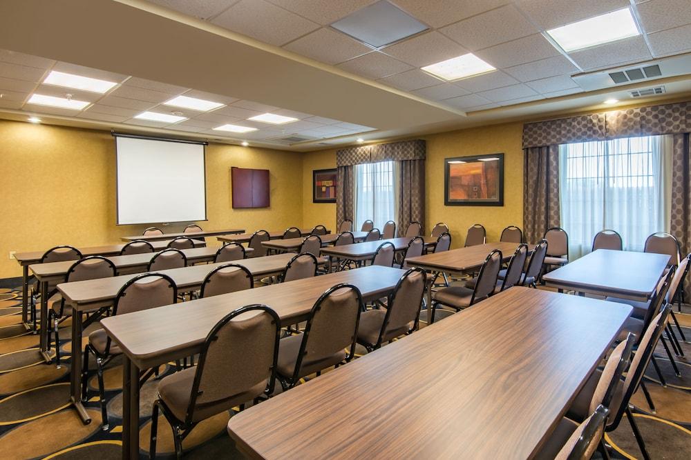 Holiday Inn Express Hotel & Suites Clovis by IHG photo 45