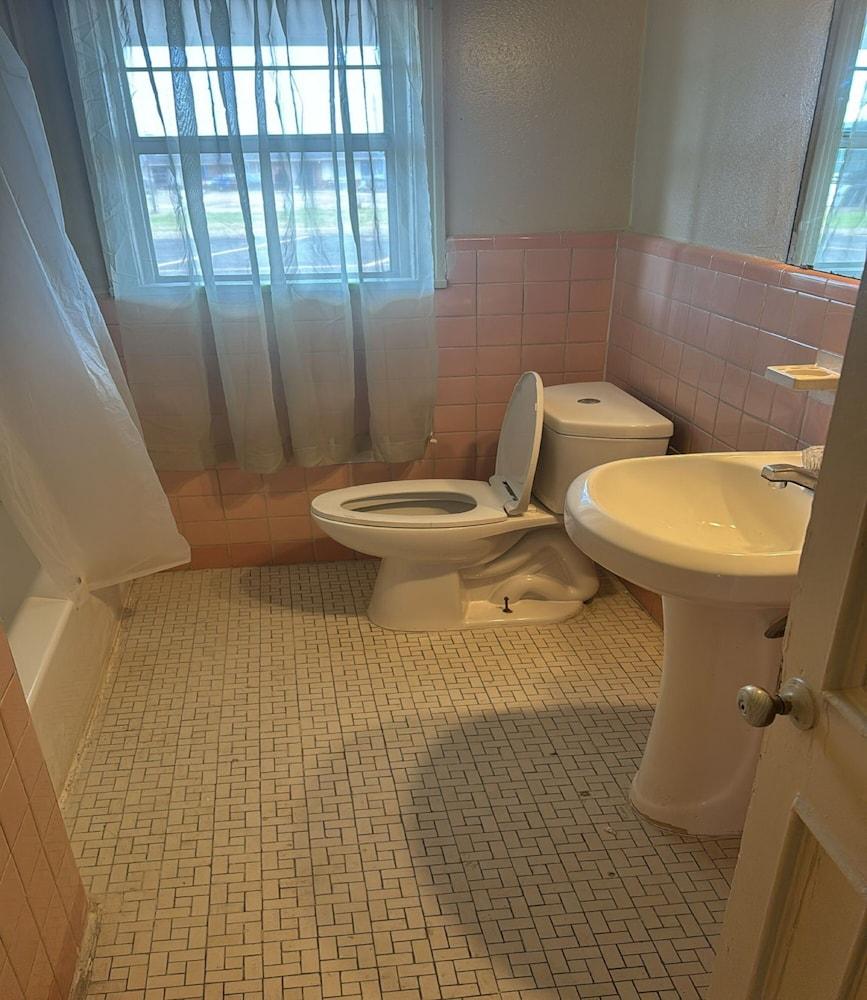 Cole Manor Motel By Oyo Love Field Market Center photo 8
