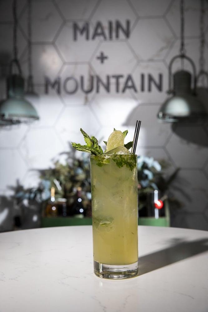 Main and Mountain Bar & Motel photo 44