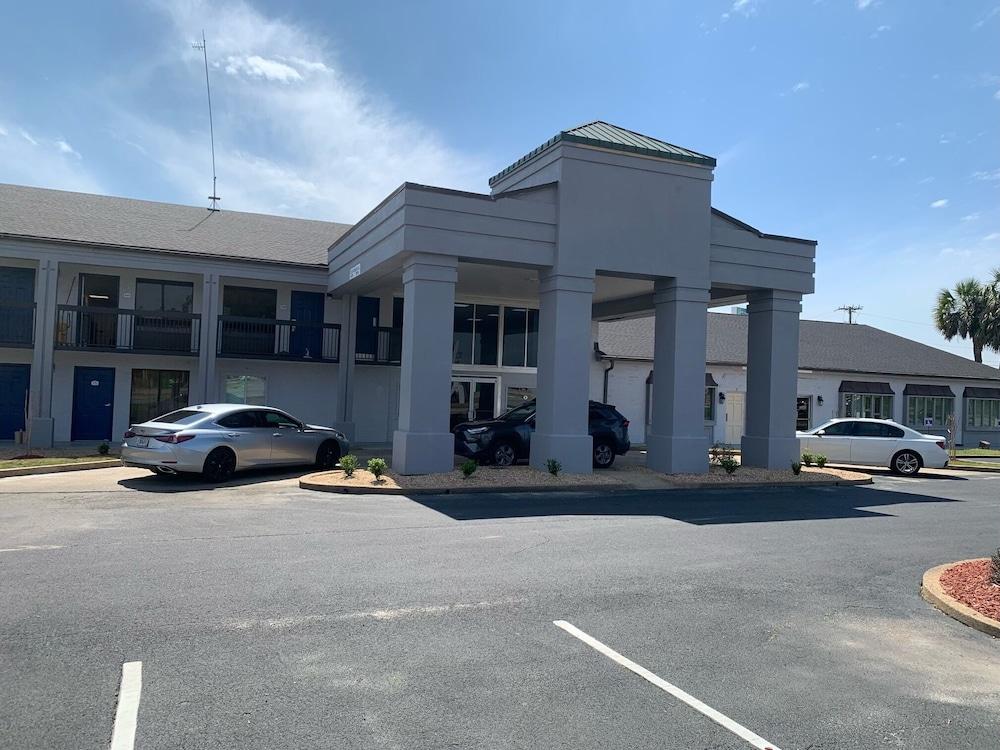 Suburban Studios Cordele I-75 photo 33