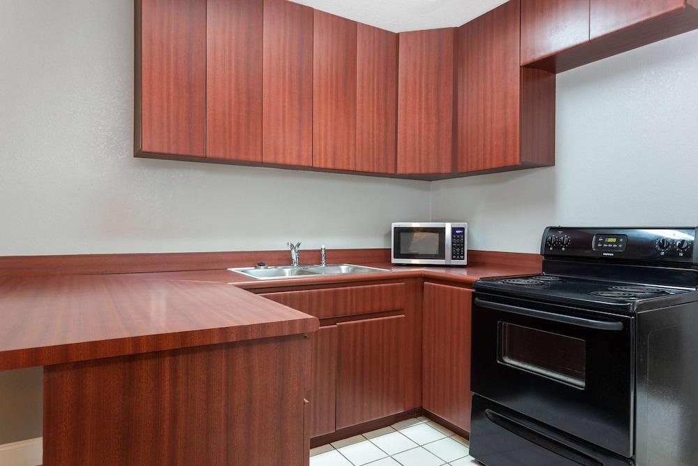 Baymont by Wyndham Marianna photo 28