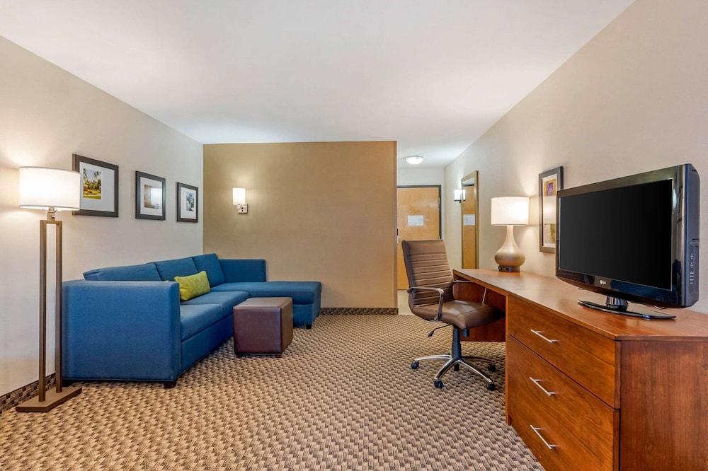 Comfort Inn & Suites near Route 66 photo 20