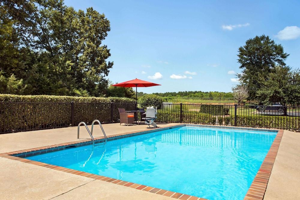 Super 8 by Wyndham Clinton photo 19