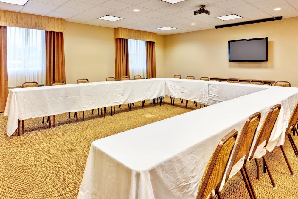 Holiday Inn Express Hotel & Suites BYRAM by IHG photo 41