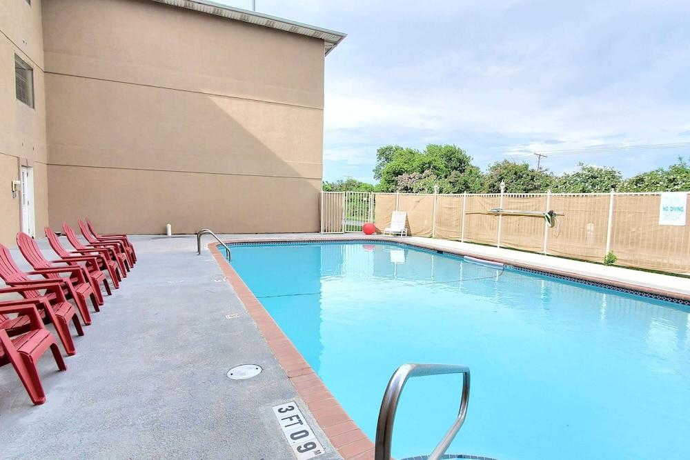 Super 8 by Wyndham Temple I-35 photo 17