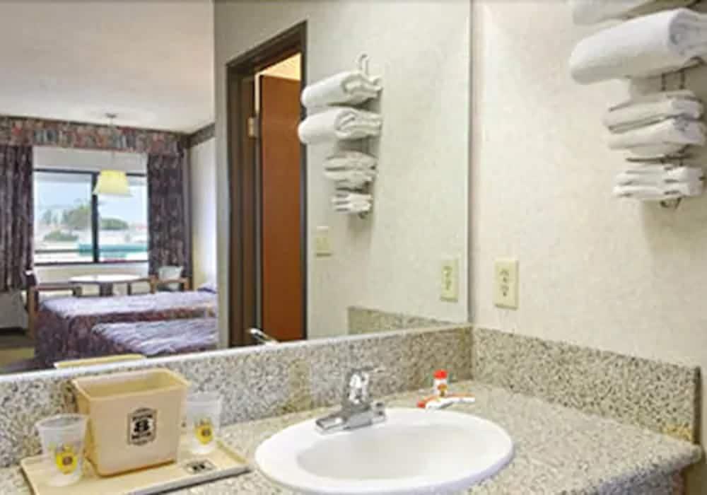 Travelodge by Wyndham Commerce Los Angeles Area photo 14