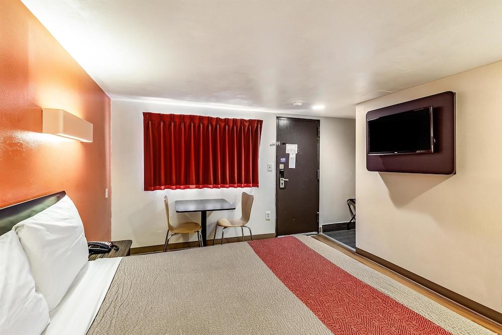 Motel 6 Elizabeth, NJ - Newark Liberty Intl Airport photo 13