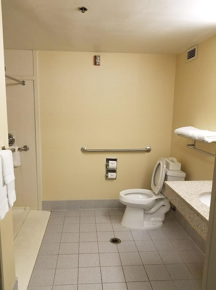 Quality Inn & Suites Charleston - Civic Center photo 24