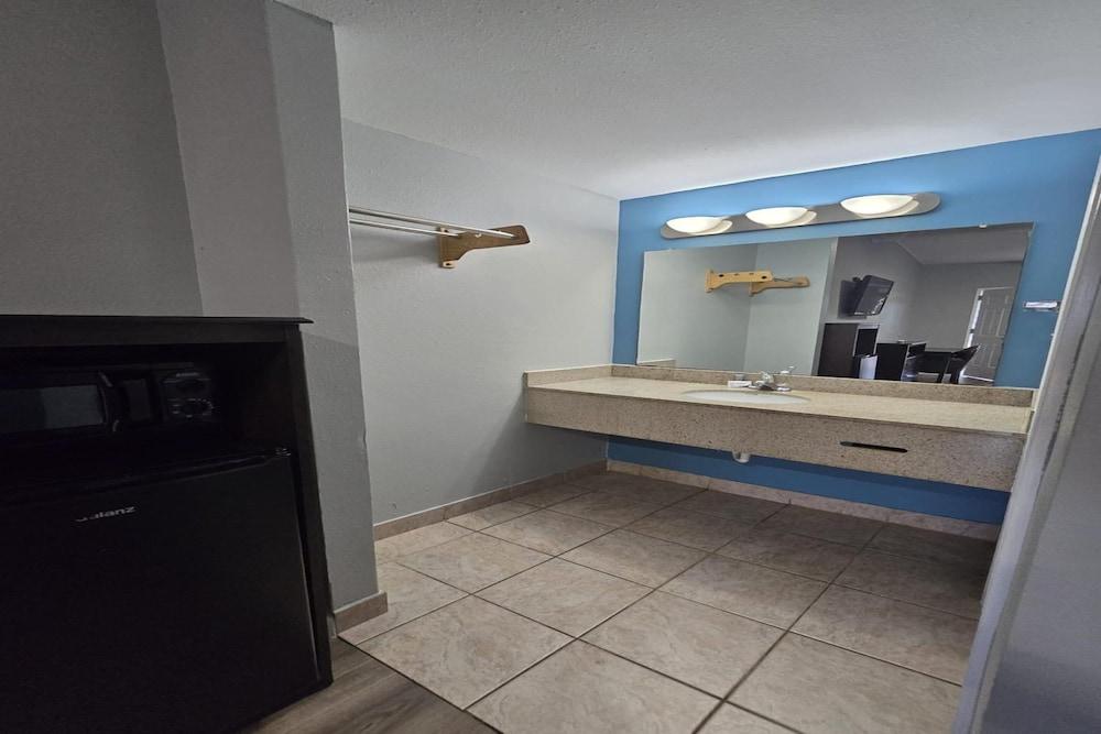 Luxury Inn & Suites and RV Park photo 12