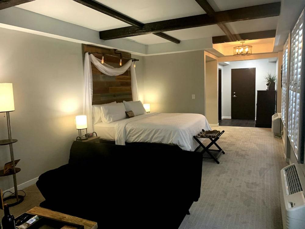 Cedar Stables Inn and Suites photo 2