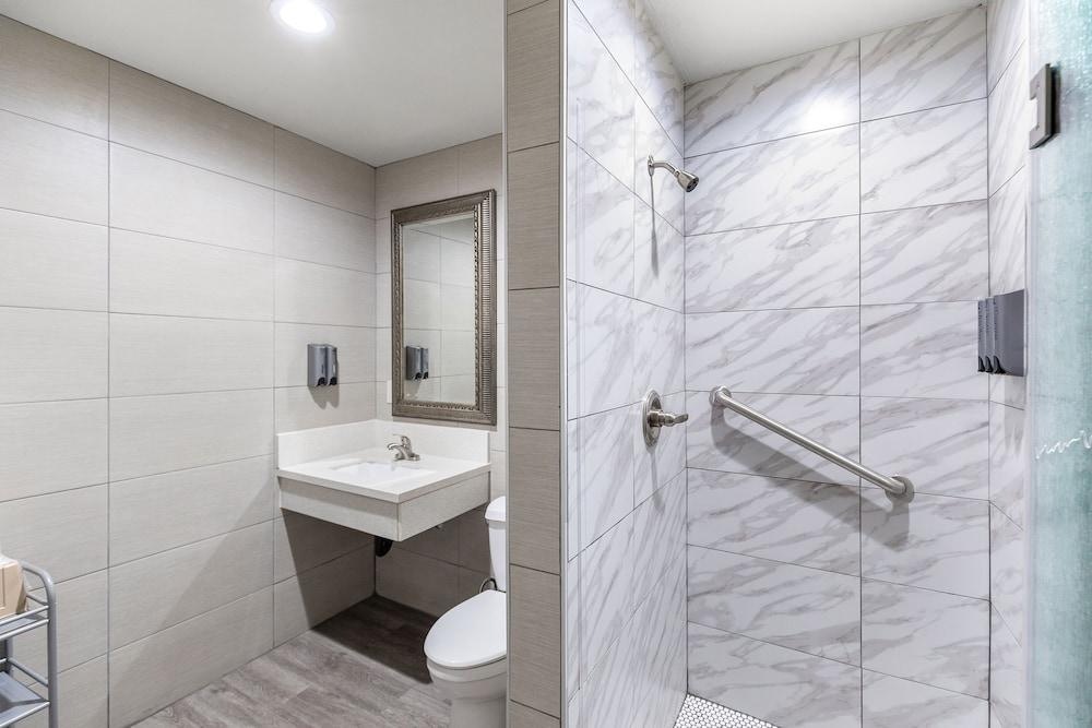 Le Blanc Inn & Suites photo 80