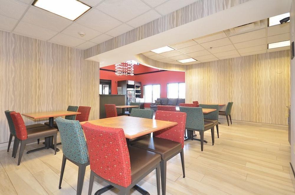 Comfort Suites Fairgrounds West photo 61