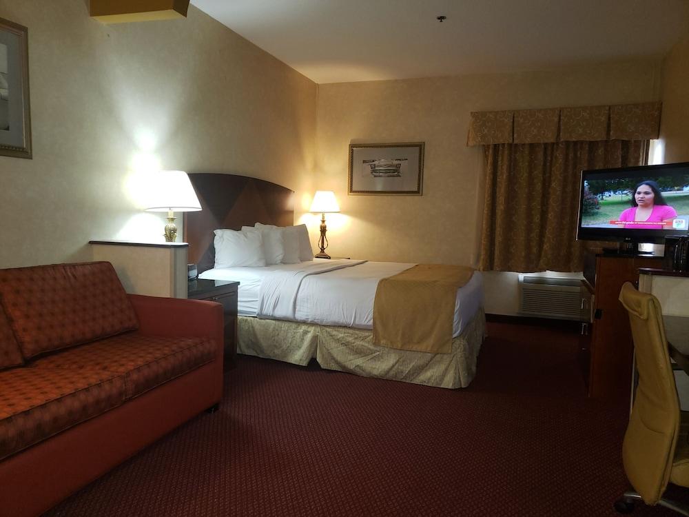 A Victory Suites Warren photo 10