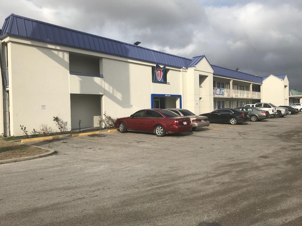 Motel 6 Houston, TX - East photo 34